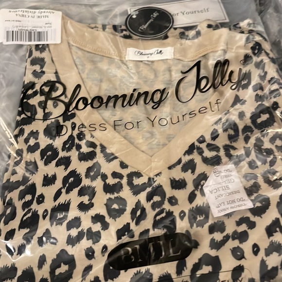 NWT-Blooming Jelly v-neck leopard loose fit t-shirt sz S - Picture 6 of 6